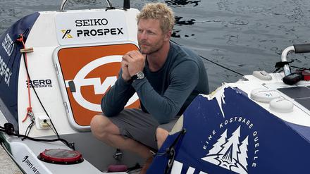 Extremsportler Michael Walther auf seinem beschädigten SUP-Board.