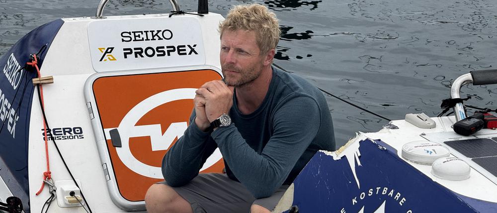 Extremsportler Michael Walther auf seinem beschädigten SUP-Board.