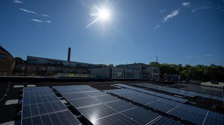 Solarmodule liegen bei sonnigem Wetter auf dem Dach vom BVG-Lager im Bezirk Weißensee.