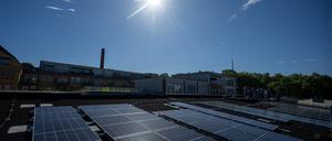 Solarmodule liegen bei sonnigem Wetter auf dem Dach vom BVG-Lager im Bezirk Weißensee.