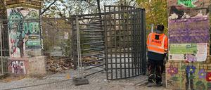 Ein neu eingebautes Eingangstor am Görlitzer Park in Berlin-Kreuzberg. 