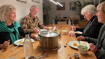 Beim gemeinsamen Essen diskutieren die Mitbewohner der Kreuzberger Wohngemeinschaft "Lebendig altern" darüber, was ihre Gemeinschaft ausmacht. 
