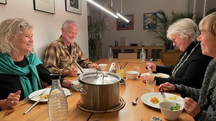 Beim gemeinsamen Essen diskutieren die Mitbewohner der Kreuzberger Wohngemeinschaft "Lebendig altern" darüber, was ihre Gemeinschaft ausmacht. 