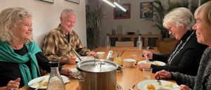 Beim gemeinsamen Essen diskutieren die Mitbewohner der Kreuzberger Wohngemeinschaft "Lebendig altern" darüber, was ihre Gemeinschaft ausmacht. 
