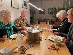 Beim gemeinsamen Essen diskutieren die Mitbewohner der Kreuzberger Wohngemeinschaft "Lebendig altern" darüber, was ihre Gemeinschaft ausmacht. 