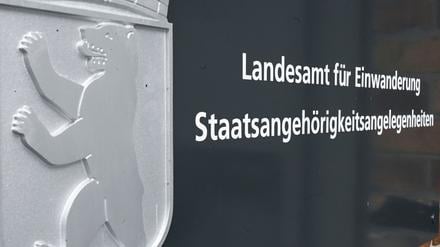 Das Berliner Landesamt für Einwanderung macht nach dpa-Informationen die Einbürgerung eines Mannes rückgängig, der die Terrororganisation Hamas gehuldigt haben soll. (Symbolbild)