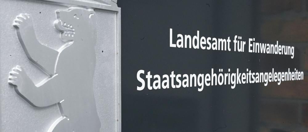 Das Berliner Landesamt für Einwanderung macht nach dpa-Informationen die Einbürgerung eines Mannes rückgängig, der die Terrororganisation Hamas gehuldigt haben soll. (Symbolbild)