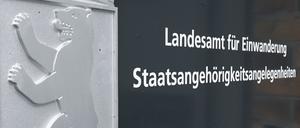 Das Berliner Landesamt für Einwanderung macht nach dpa-Informationen die Einbürgerung eines Mannes rückgängig, der die Terrororganisation Hamas gehuldigt haben soll. (Symbolbild)