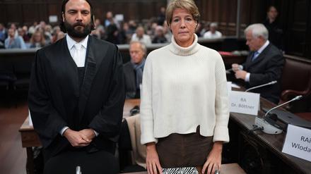 Ingo Bott, der Verteidiger von Christina Block, hat die Aussetzung oder Unterbrechung des Prozesses beantragt, woraufhin das Gericht fünf Verhandlungstermine aufgehoben hat.