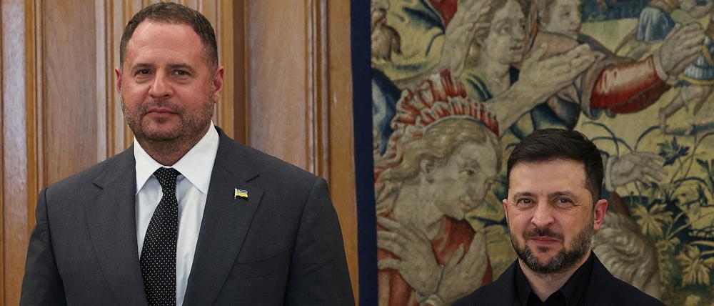Der ukrainische Präsident Wolodymyr Selenskyj (r) und der Leiter des Präsidialamtes der Ukraine, Andrij Jermak, posieren für die Presse, als sie sich mit dem spanischen König Felipe (nicht im Bild) im Zarzuela-Palast in Madrid, Spanien, am 18. November 2025 treffen.