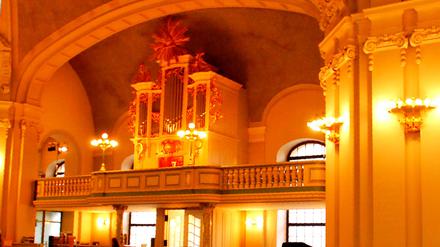 Porträt von Kilian Nauhaus, Kantor der Französischen Friedrichstadtkirche des Französischen Dom zu Berlin. Aufgenommen am 24. November 2009 im neobarocken Saal der Kirche für die Adventsserie "Stille Orte". Foto: Kitty Kleist-Heinrich