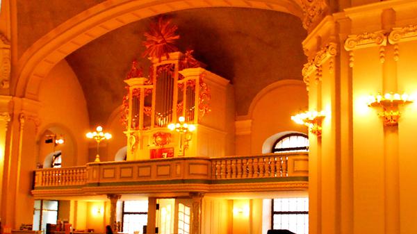 Porträt von Kilian Nauhaus, Kantor der Französischen Friedrichstadtkirche des Französischen Dom zu Berlin. Aufgenommen am 24. November 2009 im neobarocken Saal der Kirche für die Adventsserie "Stille Orte". Foto: Kitty Kleist-Heinrich