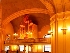 Porträt von Kilian Nauhaus, Kantor der Französischen Friedrichstadtkirche des Französischen Dom zu Berlin. Aufgenommen am 24. November 2009 im neobarocken Saal der Kirche für die Adventsserie "Stille Orte". Foto: Kitty Kleist-Heinrich
