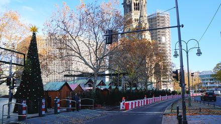 Poller und Lkw-Sperren schützen den Breitscheidplatz kurz vor der Eröffnung des Weihnachtsmarkts an der Gedächtniskirche im November 2025.