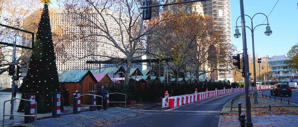 Poller und Lkw-Sperren schützen den Breitscheidplatz kurz vor der Eröffnung des Weihnachtsmarkts an der Gedächtniskirche im November 2025.