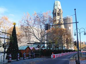 Poller und Lkw-Sperren schützen den Breitscheidplatz kurz vor der Eröffnung des Weihnachtsmarkts an der Gedächtniskirche im November 2025.