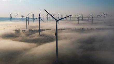 Die Morgensonne scheint über einem Windenergiepark im östlichen Brandenburg, während Bodennebel den Blick auf die Landschaft verschleiert (Luftaufnahme mit einer Drohne). +++ dpa-Bildfunk +++