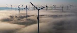 Die Morgensonne scheint über einem Windenergiepark im östlichen Brandenburg, während Bodennebel den Blick auf die Landschaft verschleiert (Luftaufnahme mit einer Drohne). +++ dpa-Bildfunk +++