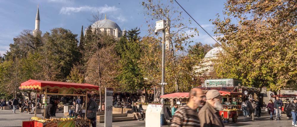 Menschen gehen im Stadtteil Fatih die Straße entlang. 