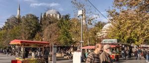 Menschen gehen im Stadtteil Fatih die Straße entlang. 