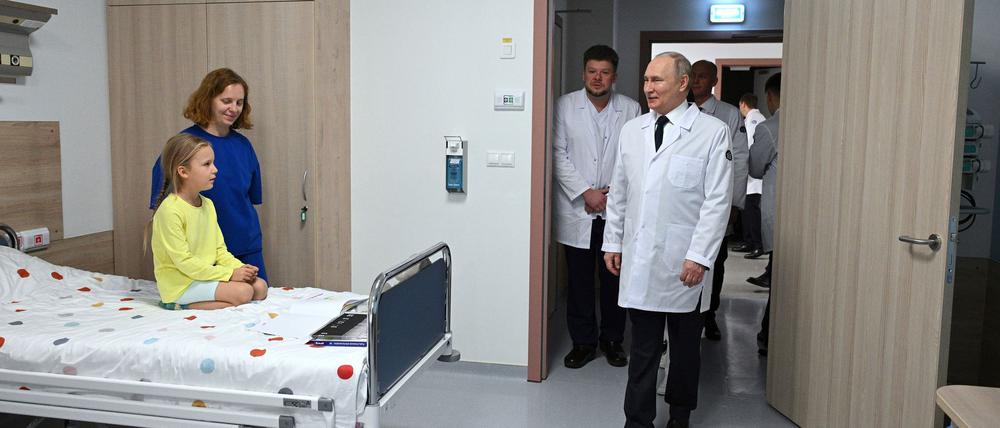 Im Ärztekittel hat sich Putin schon öfter präsentiert, als Patient lässt er sich jedoch nicht ablichten. (Archivbild)