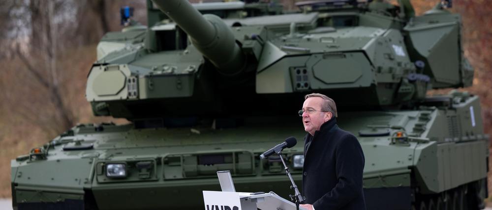 Verteidigungsminister Bois Pistorius bei der Präsentation des neuen Leopard 2 A8.