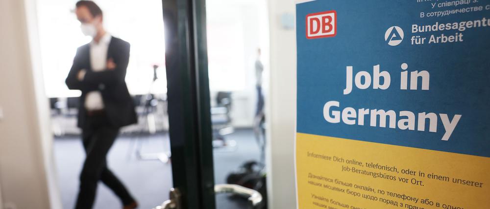 Auch weiter sollen Flüchtlinge Beratung bekommen - notfalls soll ein Job vermittelt werden. (Archivbild)