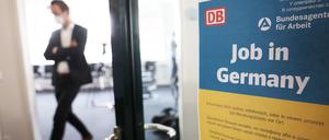 Auch weiter sollen Flüchtlinge Beratung bekommen - notfalls soll ein Job vermittelt werden. (Archivbild)