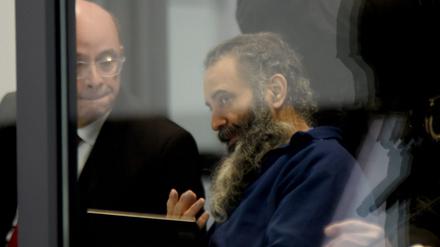 Der Angeklagte Taleb al-Abdulmohsen (Mitte) sitzt neben Pflichtverteidiger Thomas Rutkowski (l) in einem kugelsicheren Glaskasten im temporären Gerichtsgebäude des Landgerichtes Magdeburg.