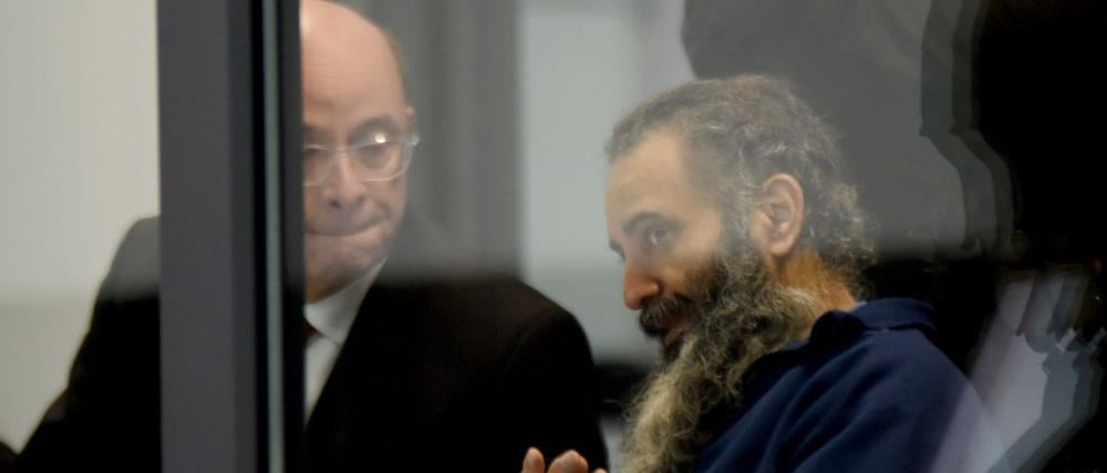 Der Angeklagte Taleb al-Abdulmohsen (Mitte) sitzt neben Pflichtverteidiger Thomas Rutkowski (l) in einem kugelsicheren Glaskasten im temporären Gerichtsgebäude des Landgerichtes Magdeburg.