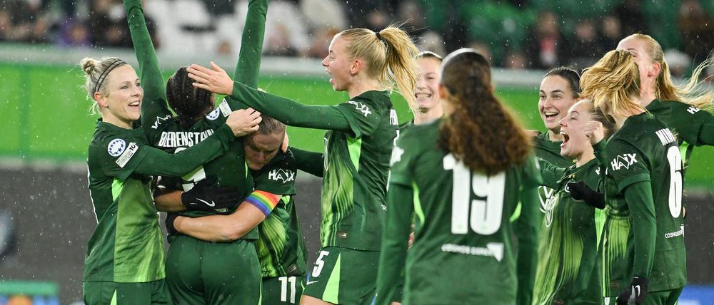 Wolfsburger Jubel in der Champions League. Im Mittelpunkt: Torschützin Lineth Beerensteyn.