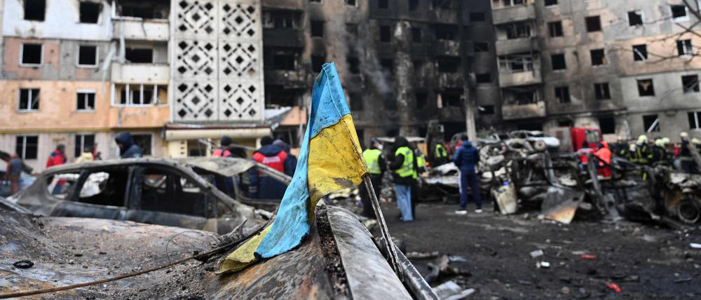 Eine ukrainische Flagge ist an einem ausgebrannten Auto am Ort eines schwer beschädigten Wohngebäudes nach einem russischen Luftangriff in der Stadt Ternopil am 19. November 2025 zu sehen (Symbolbild).