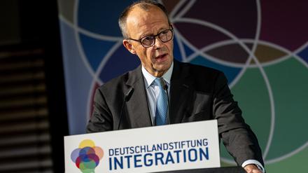 Bundeskanzler Friedrich Merz (CDU) nimmt an der Verleihung des Talisman-Preises für gesellschaftlichen Zusammenhalt der Deutschlandstiftung Integration teil.