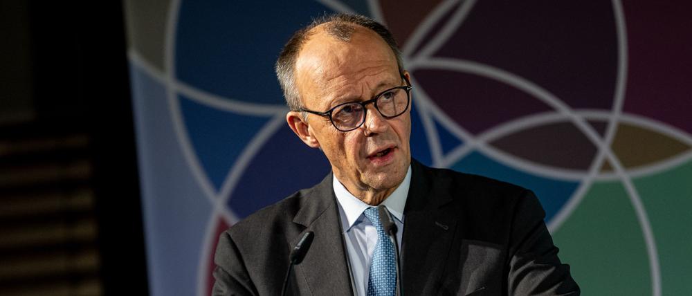 Bundeskanzler Friedrich Merz (CDU) nimmt an der Verleihung des Talisman-Preises für gesellschaftlichen Zusammenhalt der Deutschlandstiftung Integration teil.