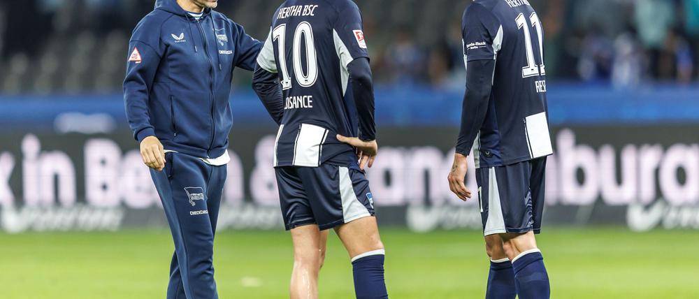 Hertha-Trainer Stefan Leitl hofft auf Einsätze von Michaël Cuisance (M) und Fabian Reese (r). (Archivfoto)