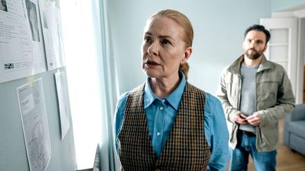 Die „Füchsin“ (Lina Wendel) beim Blick auf erste Recherche-Ergebnisse von Youssef.