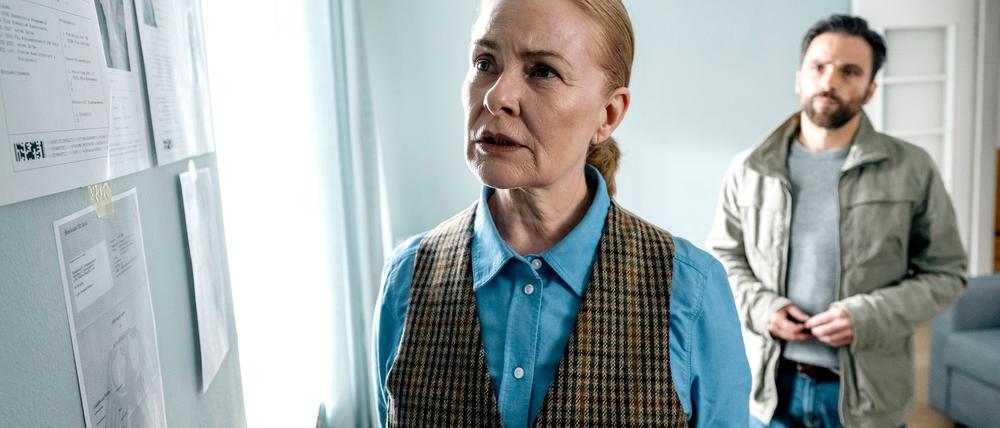 Die „Füchsin“ (Lina Wendel) beim Blick auf erste Recherche-Ergebnisse von Youssef.