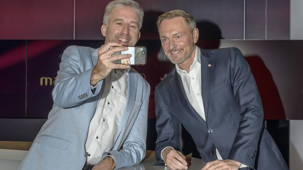 Palmer und Lindner fanden bei „Maischberger“ noch Zeit für ein Selfie. 