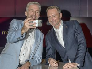 Palmer und Lindner fanden bei „Maischberger“ noch Zeit für ein Selfie. 