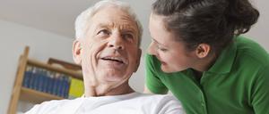 Ein Mann im Rollstuhl.