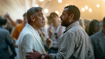 George Clooney spielt den alternden Filmstar Jay Kelly, Adam Sandler seinen leidgeplagten Manager Ron Sukenick.