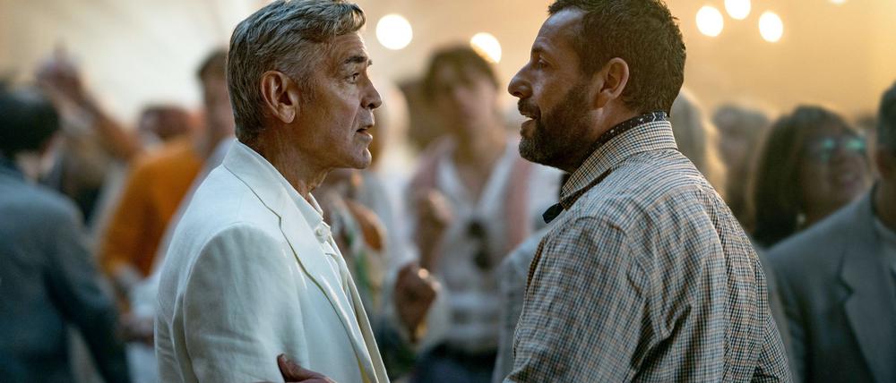 George Clooney spielt den alternden Filmstar Jay Kelly, Adam Sandler seinen leidgeplagten Manager Ron Sukenick.