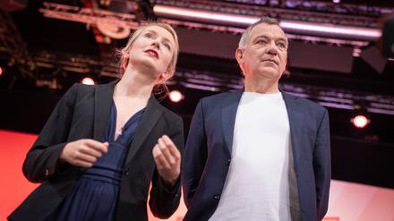 Die beiden Parteivorsitzenden Jan van Aken und Ines Schwerdtner bei einem Parteitag.