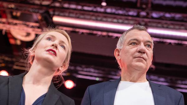 Die beiden Parteivorsitzenden Jan van Aken und Ines Schwerdtner bei einem Parteitag.