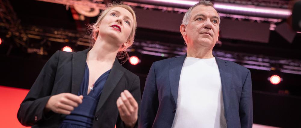Die beiden Parteivorsitzenden Jan van Aken und Ines Schwerdtner bei einem Parteitag.
