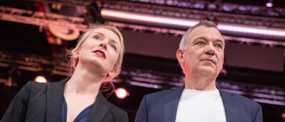 Die beiden Parteivorsitzenden Jan van Aken und Ines Schwerdtner bei einem Parteitag.