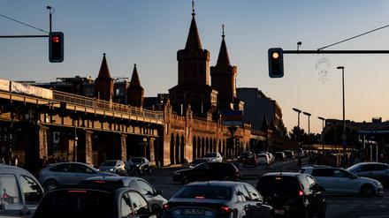 Street traffic in Berlin, Germany Street traffic occurs by the Oberbaumbruecke bridge in Berlin, Germany, on September 27, 2025. Berlin Berlin Germany PUBLICATIONxNOTxINxFRA Copyright: xEmmanuelexContinix originalFilename: contini-streettr250927_npUr0.jpg