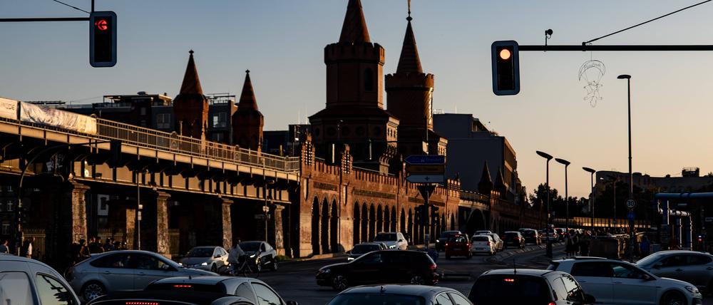 Street traffic in Berlin, Germany Street traffic occurs by the Oberbaumbruecke bridge in Berlin, Germany, on September 27, 2025. Berlin Berlin Germany PUBLICATIONxNOTxINxFRA Copyright: xEmmanuelexContinix originalFilename: contini-streettr250927_npUr0.jpg