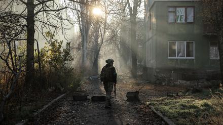 Ein ukrainischer Soldat geht in der Nähe von Wohnhäusern vorbei, die durch einen russischen Militärschlag in der Frontstadt Kostiantyniwka beschädigt wurden.
