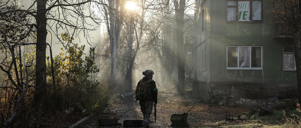 Ein ukrainischer Soldat geht in der Nähe von Wohnhäusern vorbei, die durch einen russischen Militärschlag in der Frontstadt Kostiantyniwka beschädigt wurden.